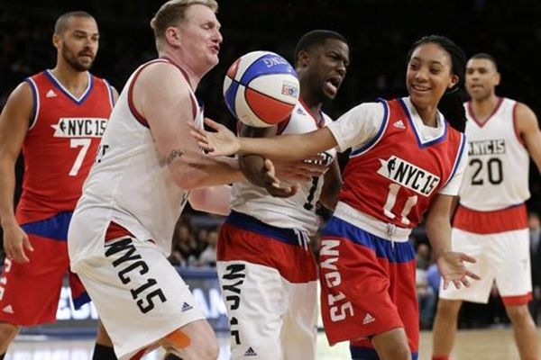 Celebrity Game: Πάλι MVP ο Κέβιν Χαρτ (videos)