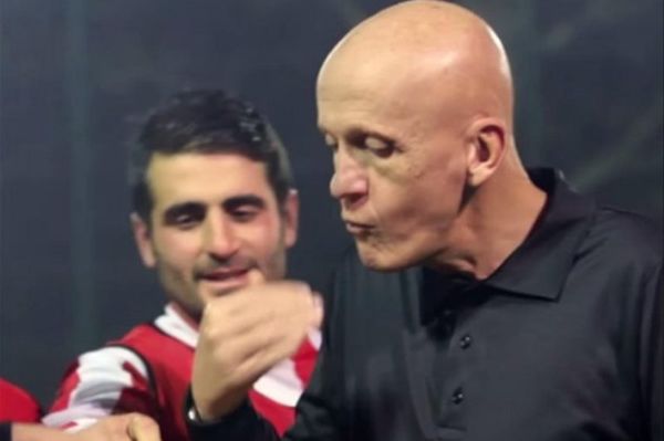 H παρέα της γειτονιάς,το … Champions League, ο Κολίνα και ο μπακλαβάς (video)