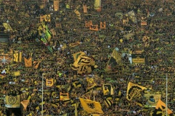 Συγκλονιστικός ο «κίτρινος τοίχος» των οπαδών της Ντόρτμουντ (videos)