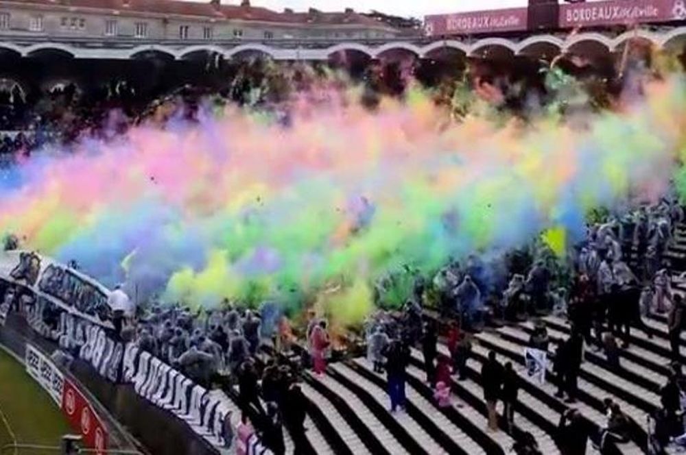 Γαλλία: Οπαδοί σχημάτισαν το... ουράνιο τόξο! (photos+video)