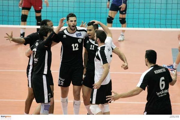 Ολυμπιακός - ΠΑΟΚ: Η κουτουλιά του Χιμένες στο στύλο! (photo)