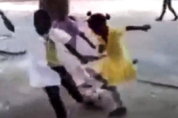 Ποδόσφαιρο: Κοριτσάκι ζαλίζει με αλλεπάλληλες ντρίμπλες τα αγοράκια! (video)