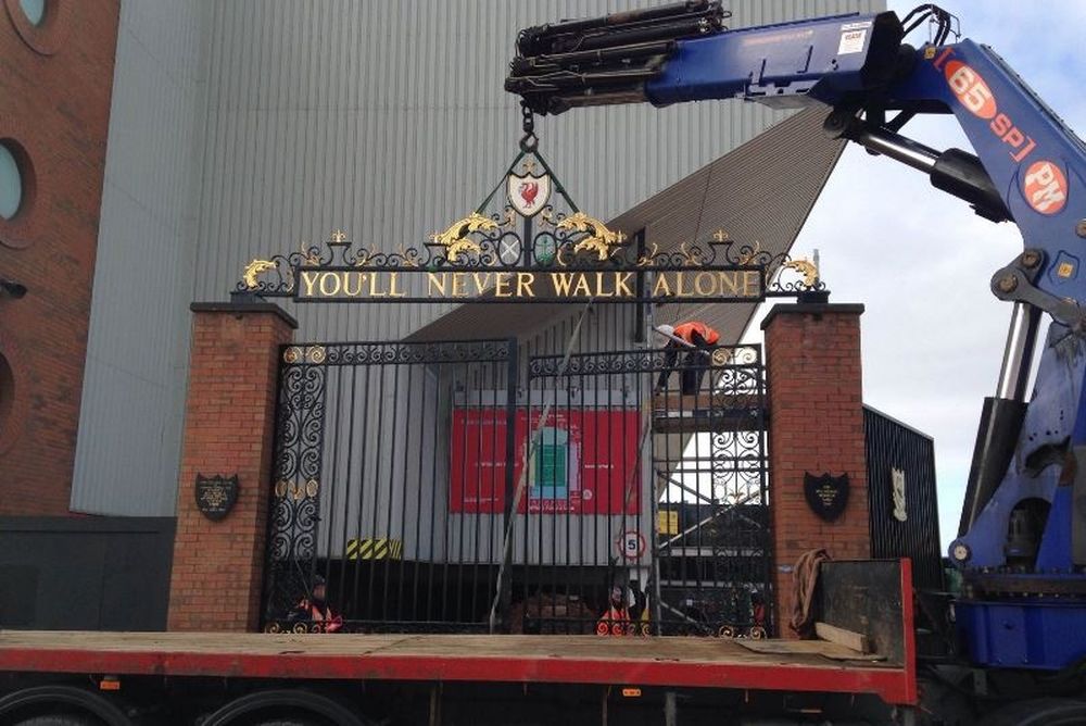 Αφαιρέθηκαν οι Πύλες του Σάνκλι από το « Άνφιλντ» (video+photos)