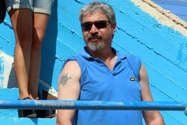 Σας βλέπει ο Κώστας και γελάει... μαζί σας!