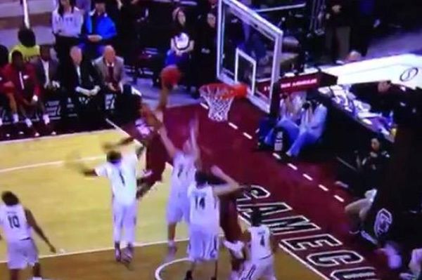 NCAA: Απίστευτο φόλοου κάρφωμα πάνω σε τρεις παίκτες! (video)