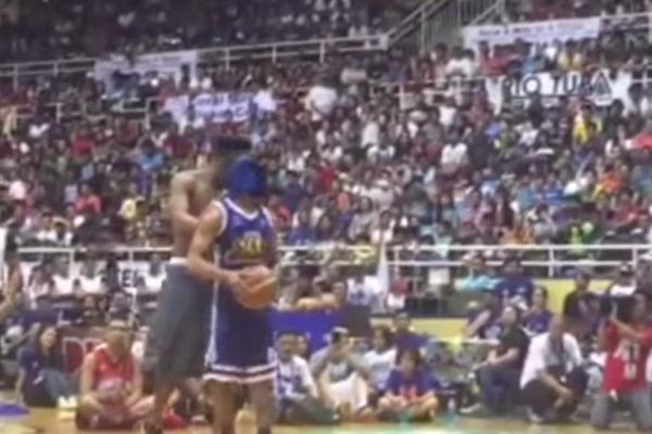 Φιλιππίνες: Παίκτης επιχείρησε... τυφλό κάρφωμα και κάρφωσε στον αέρα! (video)