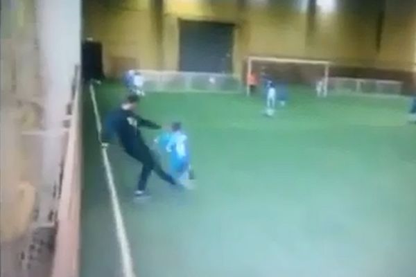 Προπονητής κλώτσησε παιδάκι σε αγώνα! (video)