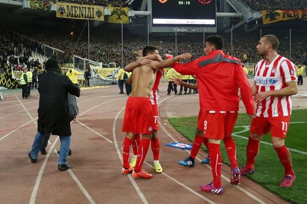 ΑΕΚ – Ολυμπιακός: Το γκολ και η εισβολή στο ΟΑΚΑ (video)