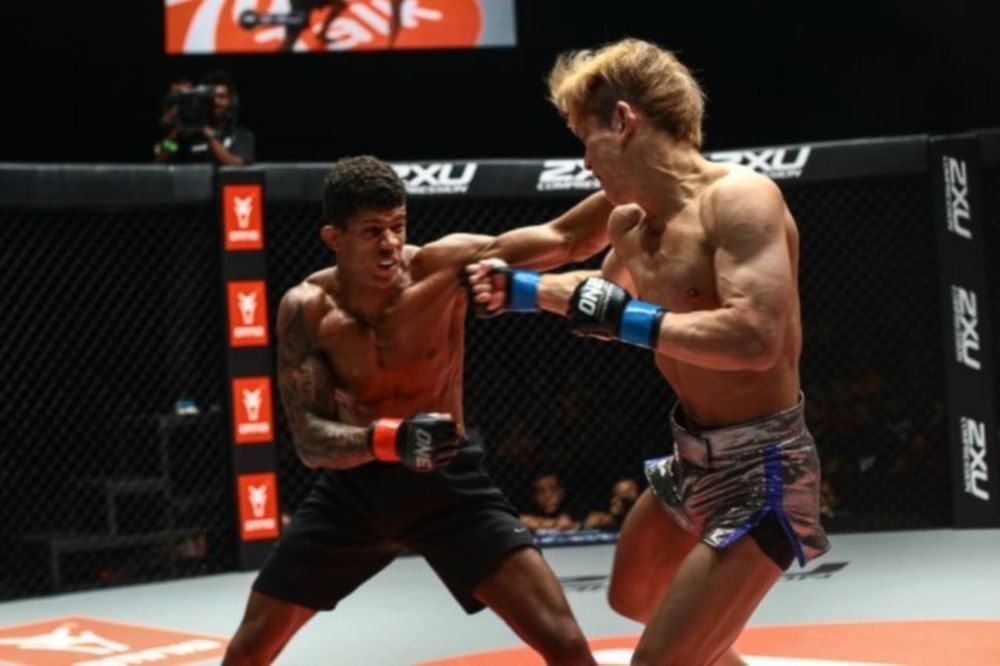 ONE FC 25: Συντηρητικός Moraes, βίαια τελειώματα (GIFs)