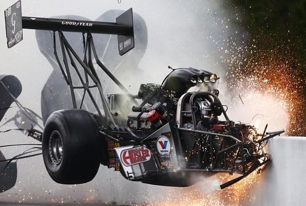 Σοκαριστικό ατύχημα σε αγώνα Dragster (video)