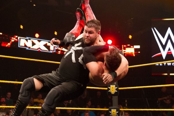 NXT: Υπεράσπιση για Owens και Banks (photos+videos)