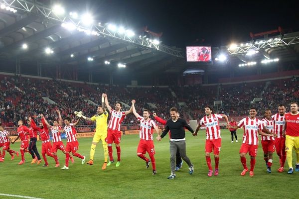 Ολυμπιακός: Τρελοί πανηγυρισμοί για την κούπα! (photos)