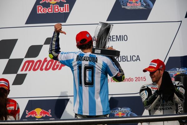 Moto GP: Ο Ρόσι πανηγύρισε με φανέλα του Μαραντόνα! (photos)