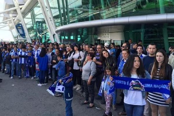 Πόρτο: Αποθεωτικό καλωσόρισμα στο αεροδρόμιο παρά τη «συντριβή» (photos)
