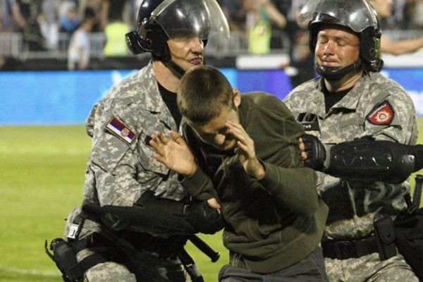 Επεισόδια στο ντέρμπι Ερυθρού Αστέρα – Παρτιζάν (videos)