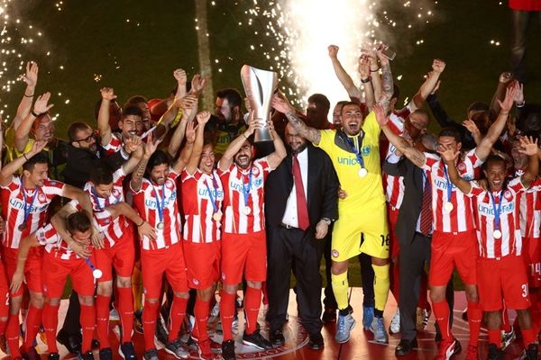 Ολυμπιακός: Σήκωσαν την κούπα οι «ερυθρόλευκοι» (videos)