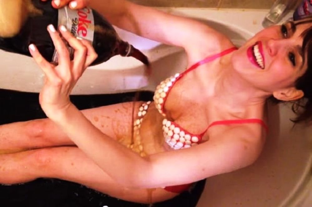 Τι γίνεται όταν κάνουμε μπάνιο με coke diet και mentos; (video)