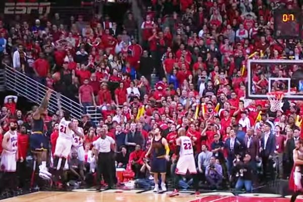 NBA: Top 5 με «Βασιλιά» (video)