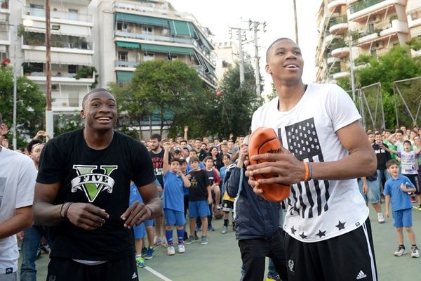 Οι Αντετοκούνμπο σε street basket στα Σεπόλια (photos)