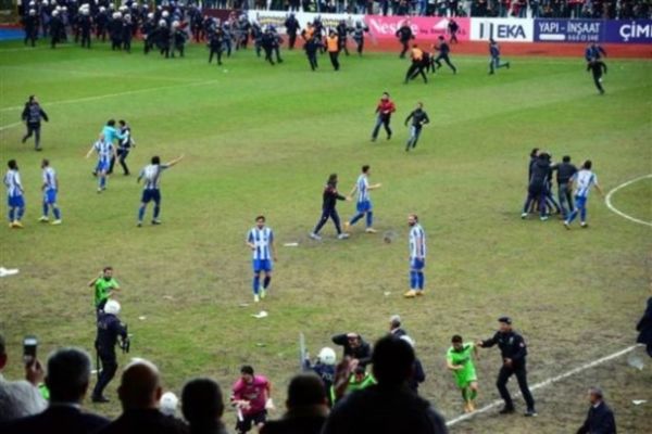 Ξύλο και των γονέων στην Τουρκία! (video)