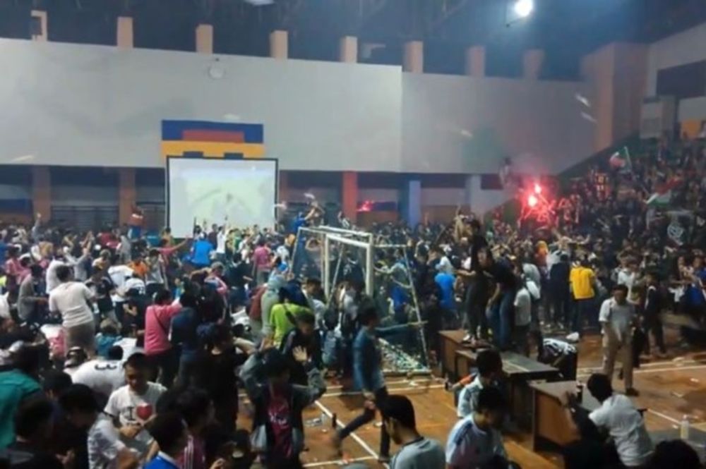 Πλακώθηκαν στην Ινδονησία για το Ρεάλ-Γιούβε! (video)