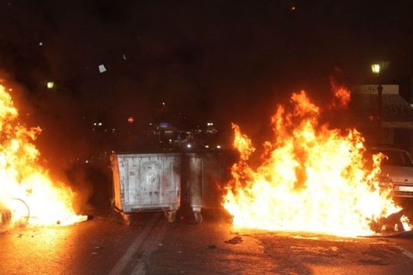 Τα επεισόδια στον Πειραιά (video+photos)