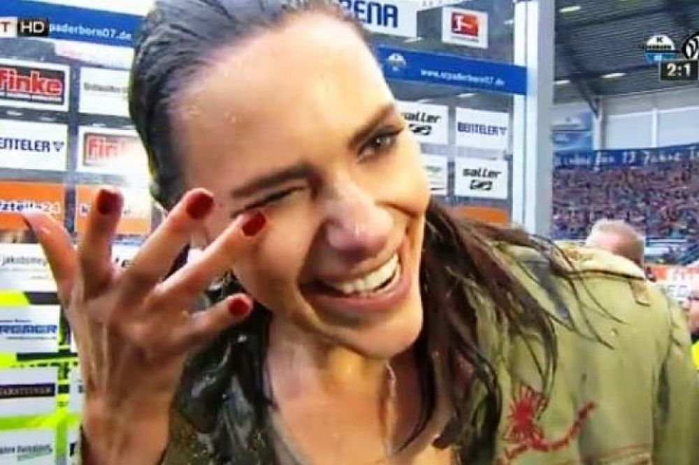 Απίστευτο ατύχημα με… καυτή δημοσιογράφο (photos+videos)