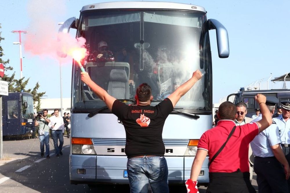 Ολυμπιακός: Υποδοχή στο αεροδρόμιο (photos)