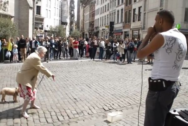 Super γιαγιά… ρέιβερ τα… σπάσει στο street dance! (video)