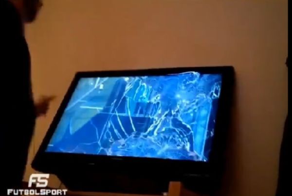 Έσπασε την tv επειδή σημάδευε τα δοκάρια στο playstation! (video)