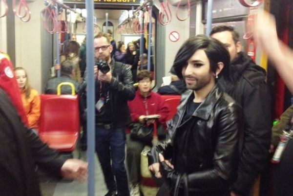 Eurovision 2015: Η Conchita πήγε με το μετρό στο στάδιο που θα γίνει ο διαγωνισμός