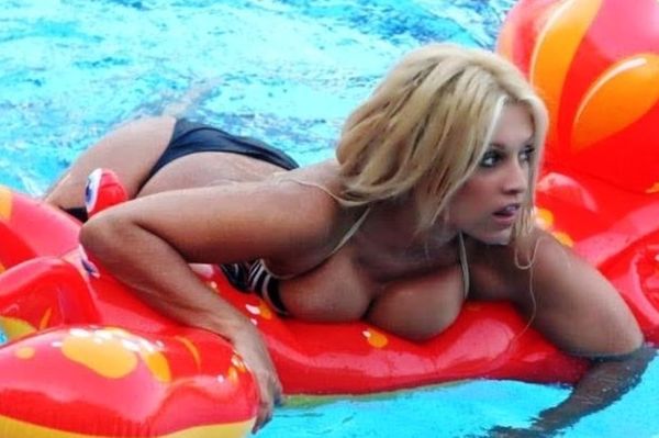 Η Σαμπρίνα παραμένει… καυτή και στα 45 της (photos)