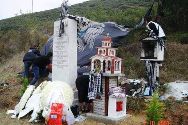Ζημιές στο μνημείο των Τεμπών
