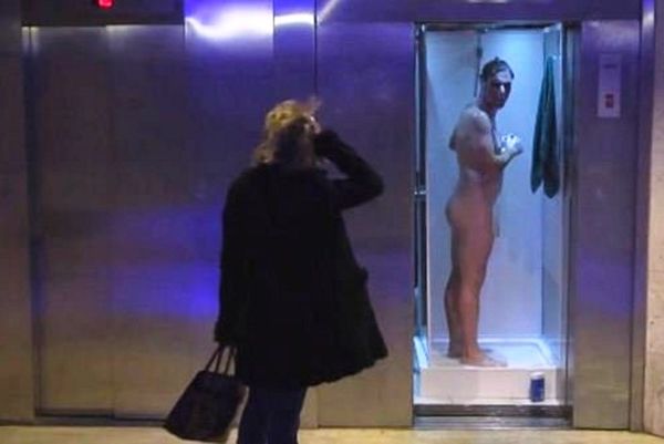 Γυμνός στο ασανσέρ ο Ρεμί! (video)