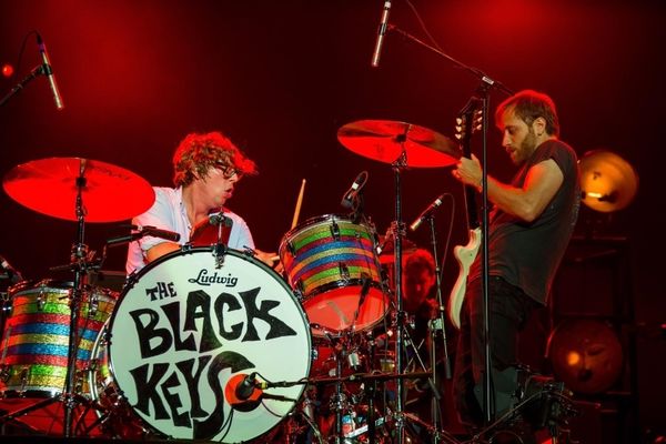 Υποδεχτείτε τους Black Keys! (videos)