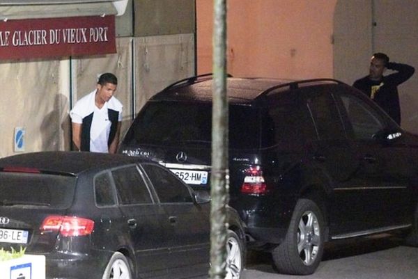 Ξαλάφρωσε στον δρόμο ο Κριστιάνο (photos)