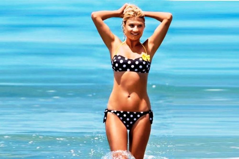 Baywatch με Λιάγκα και... καυτή Φαίη (video)