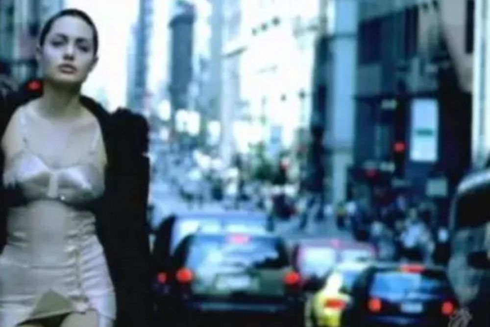  Το αξέχαστο στριπτίζ της Αντζελίνα Τζολί! (video)