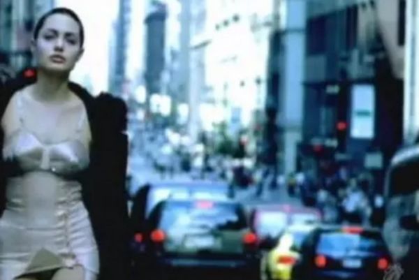  Το αξέχαστο στριπτίζ της Αντζελίνα Τζολί! (video)