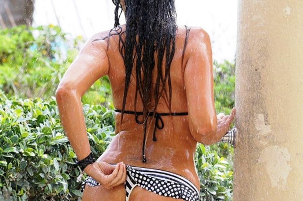 Έκαψε καρδιές στην παραλία διάσημη τηλεπερσόνα (photos)