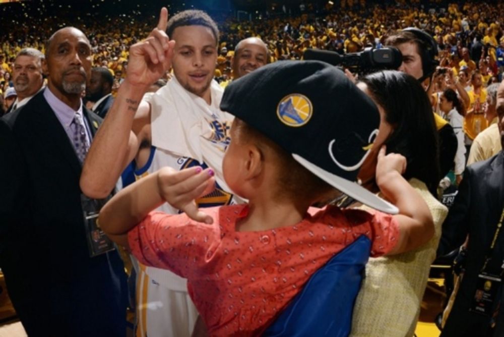 «Μπαμπά, νίκησέ τον!»: Η κόρη του Curry έβγαλε νοκ άουτ τον LeBron! (videos)