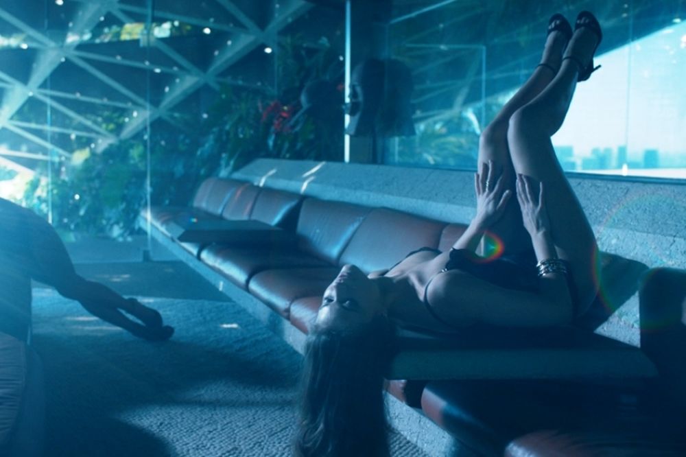 Αυτό είναι το πιο σέξι video clip του καλοκαιριού (photos+video)