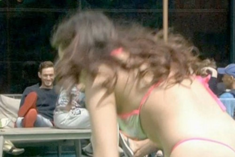 Βρετανίδα τα πέταξε όλα έξω σε reality show! (photos)