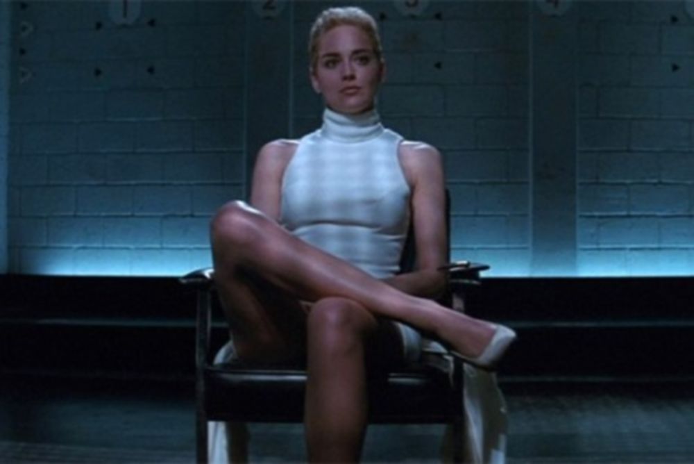 Τύφλα να 'xει η Σάρον Στόουν: Το «βασικό ένστικτο» της Σμαράγδας Καρύδη! (video)