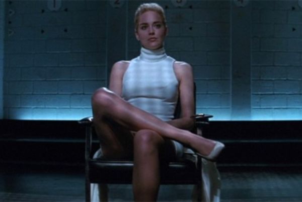 Τύφλα να 'xει η Σάρον Στόουν: Το «βασικό ένστικτο» της Σμαράγδας Καρύδη! (video)