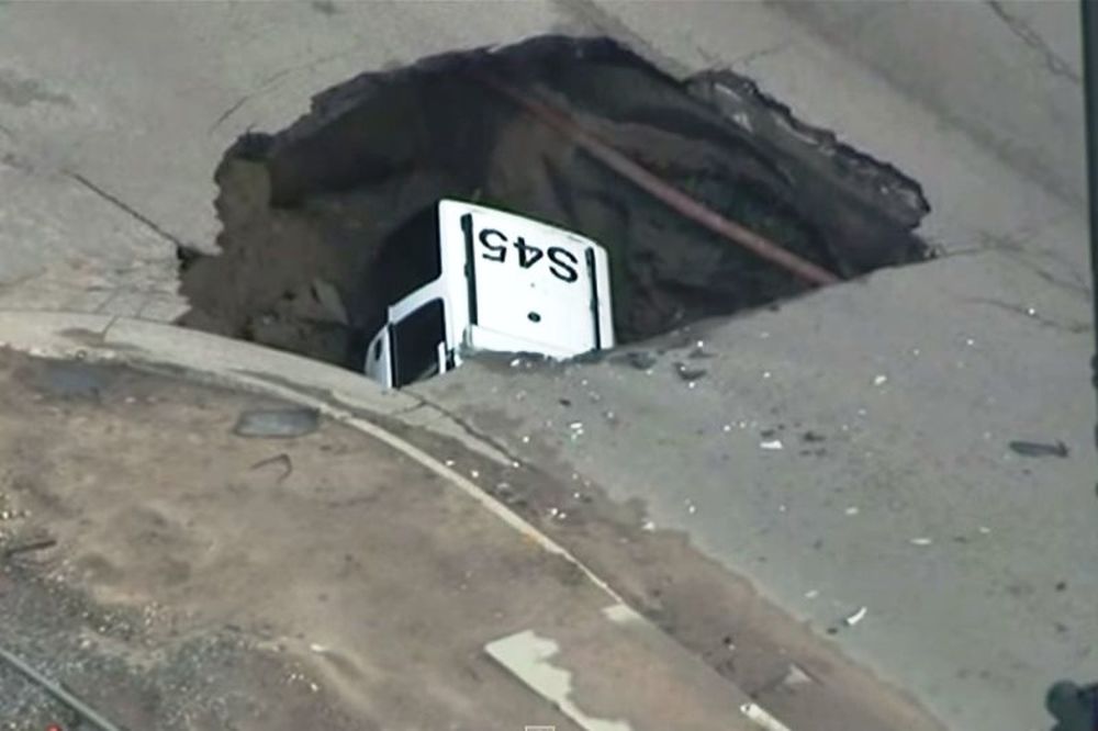 Περιπολικό σε… βόθρο (video)