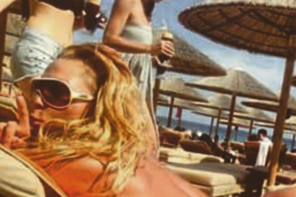 To κορδόνι που απογείωσε το Super Paradise! (photos)