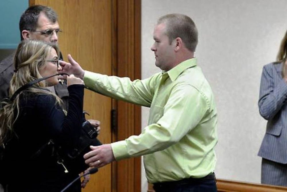 Η συγκλονιστική στιγμή που αγκαλιάζει την κοπέλα που σκότωσε τη σύζυγό του (photos)