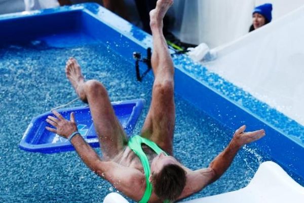 Βουτιά στον… πάγο! (photos+video)