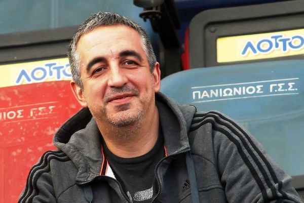 Χαρίζει τις μετοχές του ο Τσακίρης